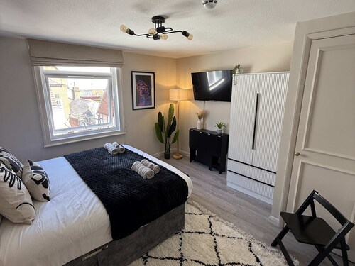 Stylish Guildford Apartment Near Shopping Hubs