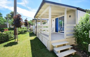 A single-story building with a covered porch, a door with a glass panel, and a small set of steps leading up to the entrance. - Awesome home in Torino di Sangro with WiFi (Torino di Sangro)