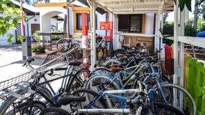 A row of bicycles parked in front of a building with a sign that reads 'DINACLUB REPOWER'. - Awesome home in Torino di Sangro with WiFi (Torino di Sangro)