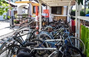 A row of bicycles parked in front of a building with a sign that reads 'DINACLUB REPOWER'. - Awesome home in Torino di Sangro with WiFi (Torino di Sangro)