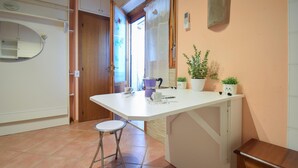 A kitchen with a white countertop, a purple coffee maker, and potted plants. - Awesome apartment in Martinsicuro with WiFi (Martinsicuro)