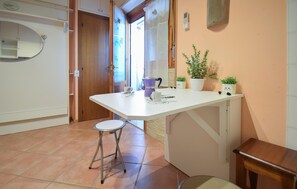 A kitchen with a white countertop, a purple coffee maker, and potted plants. - Awesome apartment in Martinsicuro with WiFi (Martinsicuro)
