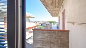 A balcony with a view of adjacent buildings and a clear sky. - Awesome apartment in Martinsicuro with WiFi (Martinsicuro)