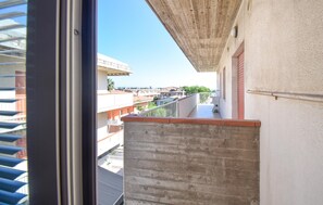 A balcony with a view of adjacent buildings and a clear sky. - Awesome apartment in Martinsicuro with WiFi (Martinsicuro)