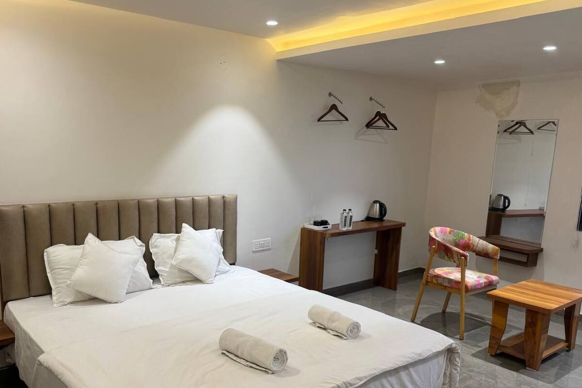 Deluxe Room, City View | WiFi (free), bed sheets