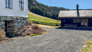 Un edificio con fachada de piedra y estructura de madera con techo de tejas.