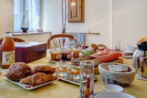 Ett frukostbord med bakverk, drycker och tillbehör.