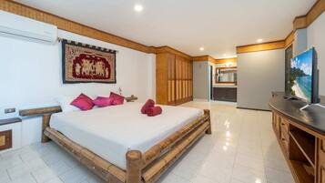 Classic Penthouse, Garden View, Slope side | In-room safe, iron/ironing board, free WiFi