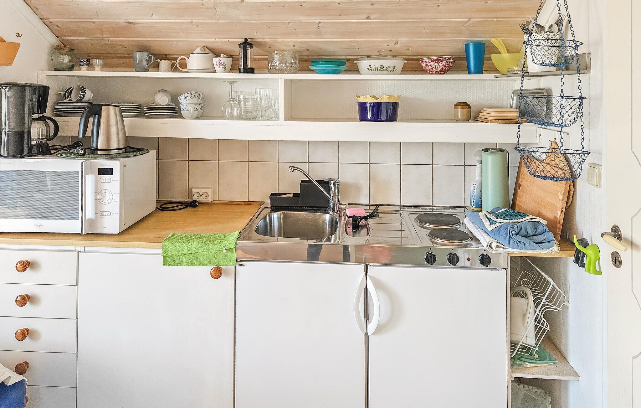 Coffee/tea maker, fridge, microwave, stovetop