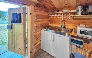 Wasserkocher mit Kaffee-/Teezubehör, Kühlschrank, Mikrowelle, Herdplatte