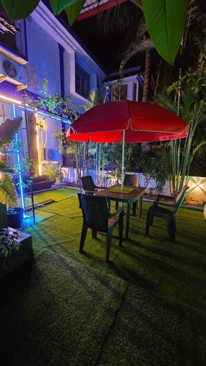 Outdoor dining - 3 BHK NEAR CANDOLIM BEACH, NORTH GOA - THE LEAFY RETREATÉ BY G AND S PRIVEÉ (Calangute)