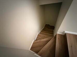 Eine Treppe mit Holzsitzen und weißen Wänden.