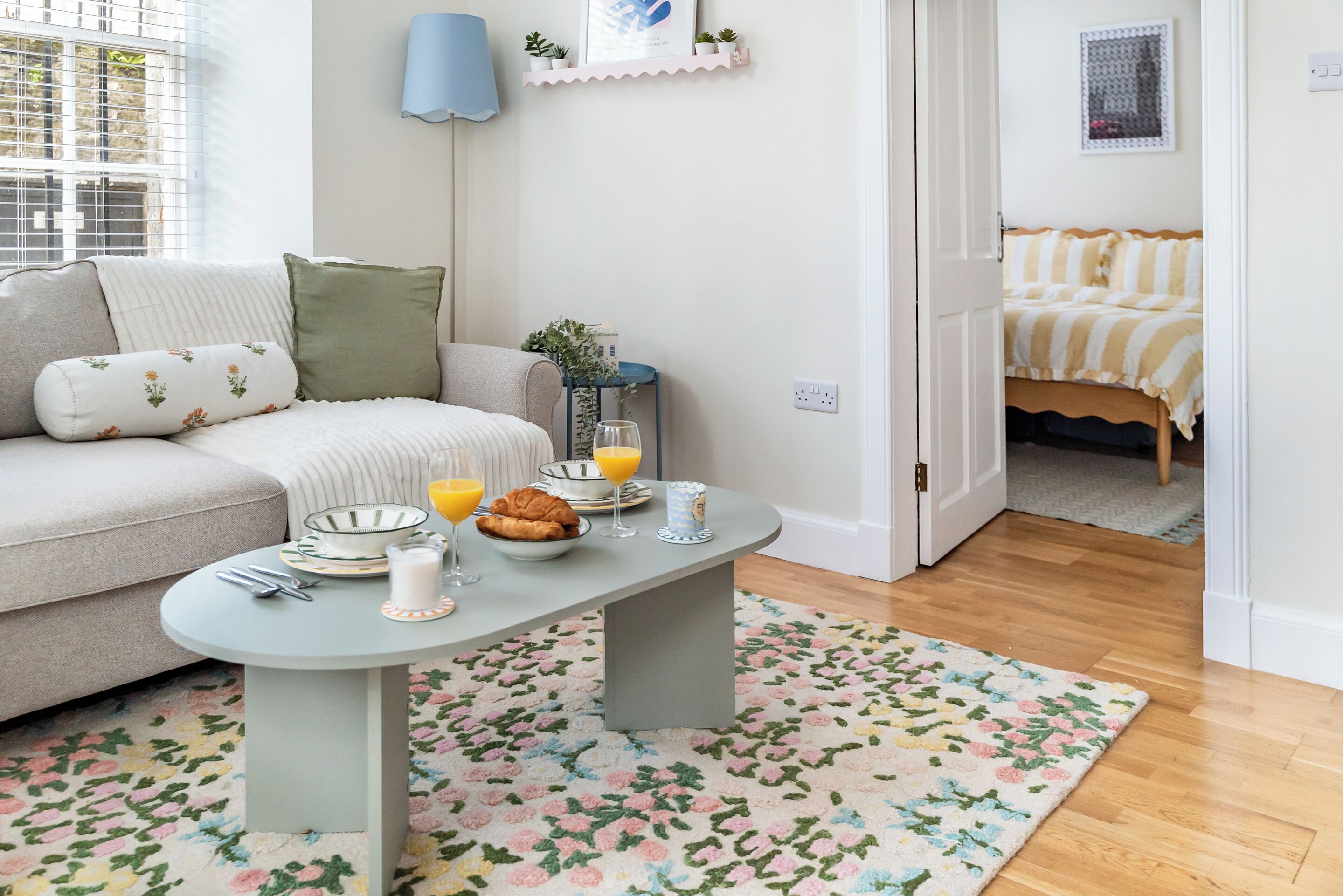 Una sala acogedora con sofá, mesa de centro y espacio para desayunar.
