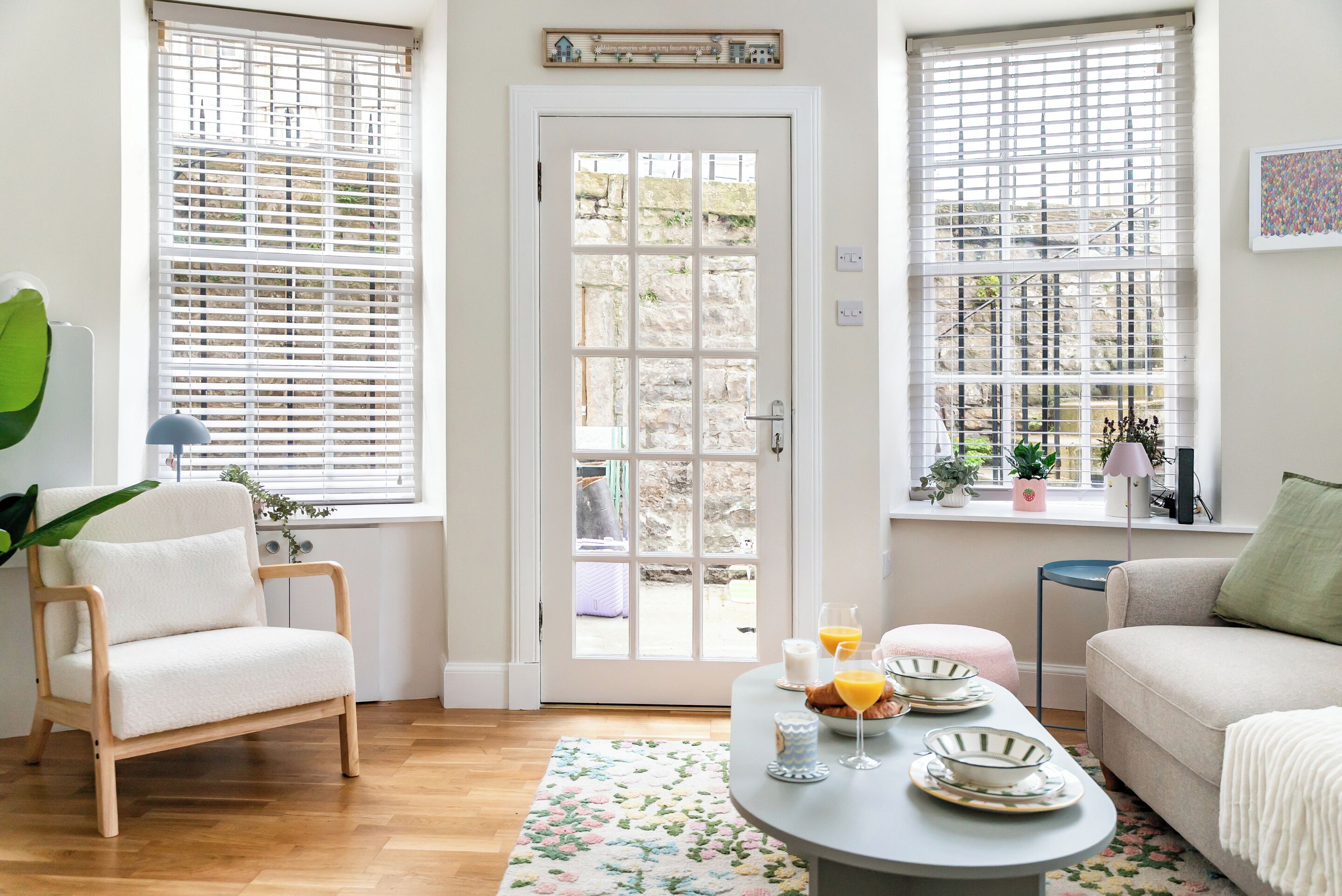 City Apartment, 1 Double Bed, Non Smoking, Courtyard View | Living area