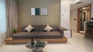 Ein modernes Wohnzimmer mit einer Couch, einem Couchtisch und einem Wandbild.