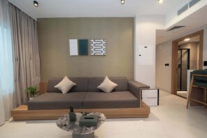 Ein modernes Wohnzimmer mit einer Couch, einem Couchtisch und einem Wandbild.