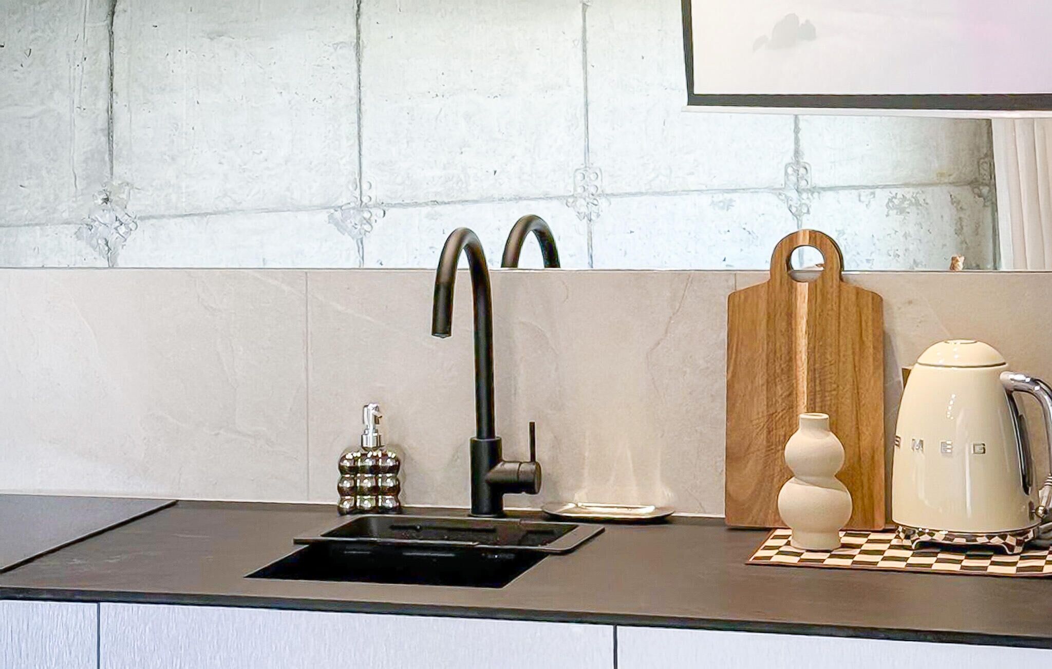 Cafetière/bouilloire, réfrigérateur, plaque de cuisson