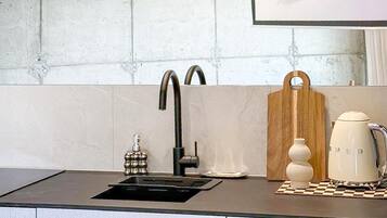 Cafetière/bouilloire, réfrigérateur, plaque de cuisson