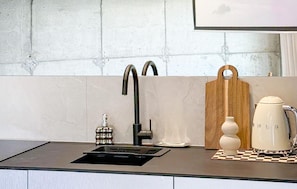 Cafetière/bouilloire, réfrigérateur, plaque de cuisson