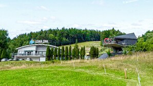 A building with a sign reading 'GORA ZAR' and a structure with a heart-shaped decoration on top. - Amazing apartment in Miedzybrodzie Zywiec (Miedzybrodzie Zywiec)