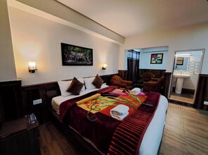 Desk, free WiFi - The Golden Sunrise Hotel Pelling (Pelling City)