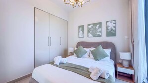 Ein Hotelzimmer mit einem Bett, einem Schrank und Wandbildern.