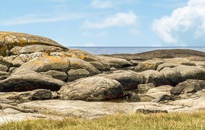 A rocky shoreline with large boulders and a small body of water. - Cozy home in Varberg with house sea view (Varberg)