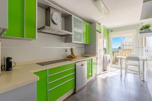 Wasserkocher mit Kaffee-/Teezubehör, Kühlschrank, Mikrowelle, Ofen