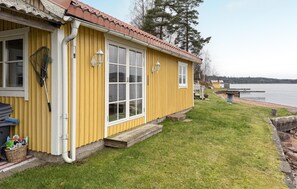 A yellow building with a red roof, a window, and a lamp post. - Stunning home in Tranås with lake view (Tranås)