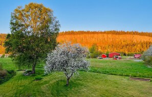 Property grounds - Nice home in Vänersnäs with house a mountain view (Vänersnäs)