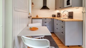 Kaffe- och tebryggare, kylskåp, mikrovågsugn och grytor/köksredskap