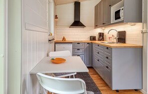 Coffee/tea maker, fridge, microwave, cookware/dishes/utensils - Nice home in Vänersnäs with house a mountain view (Vänersnäs)