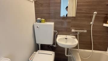 ダブルルーム | バスルーム | シャワー付き浴槽、シャンプー、トイレットペーパー