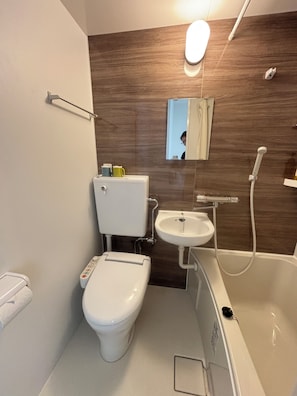 Doppelzimmer | Badezimmer | Duschwanne, Shampoo, Toilettenpapier