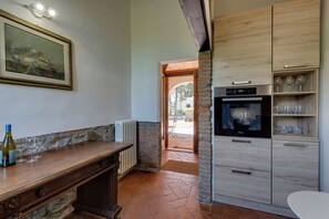 Private kitchen - Le Mortinete Farmstay: Moraiolo (Toscana)