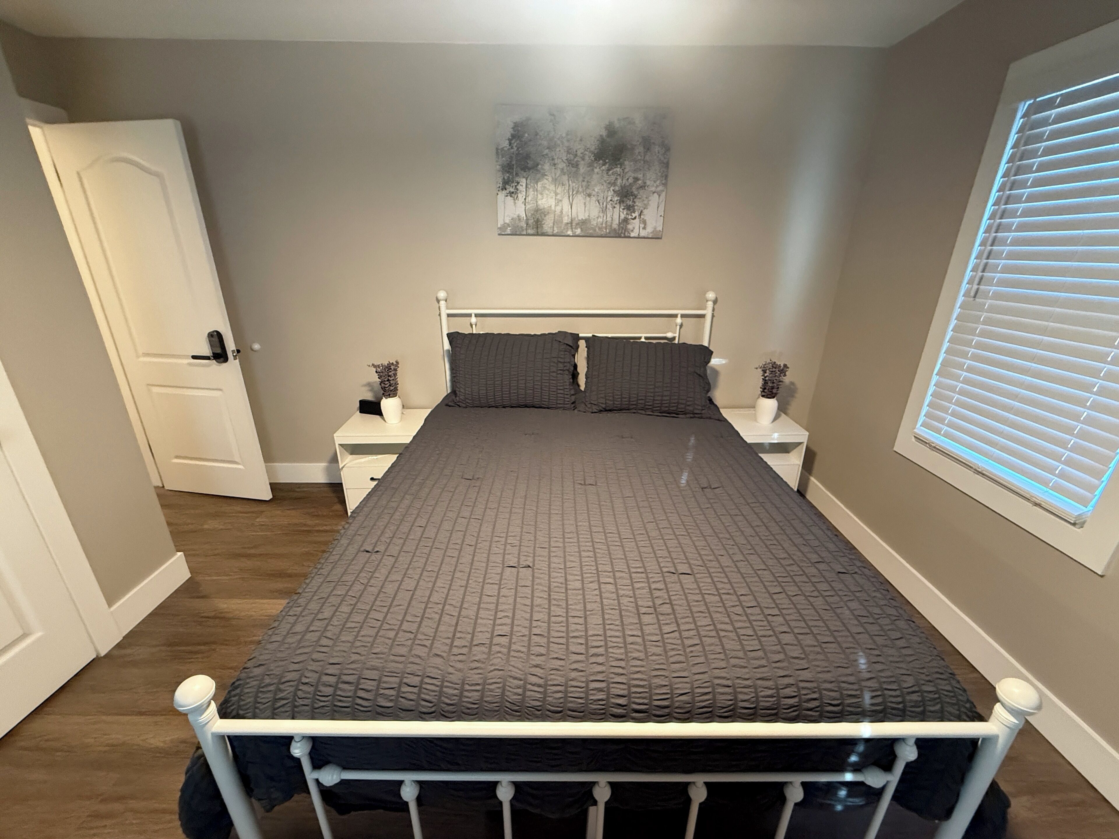 3 عدّة غرف نوم ومكواة/لوح كي وواي فاي وملاءات أسرّة