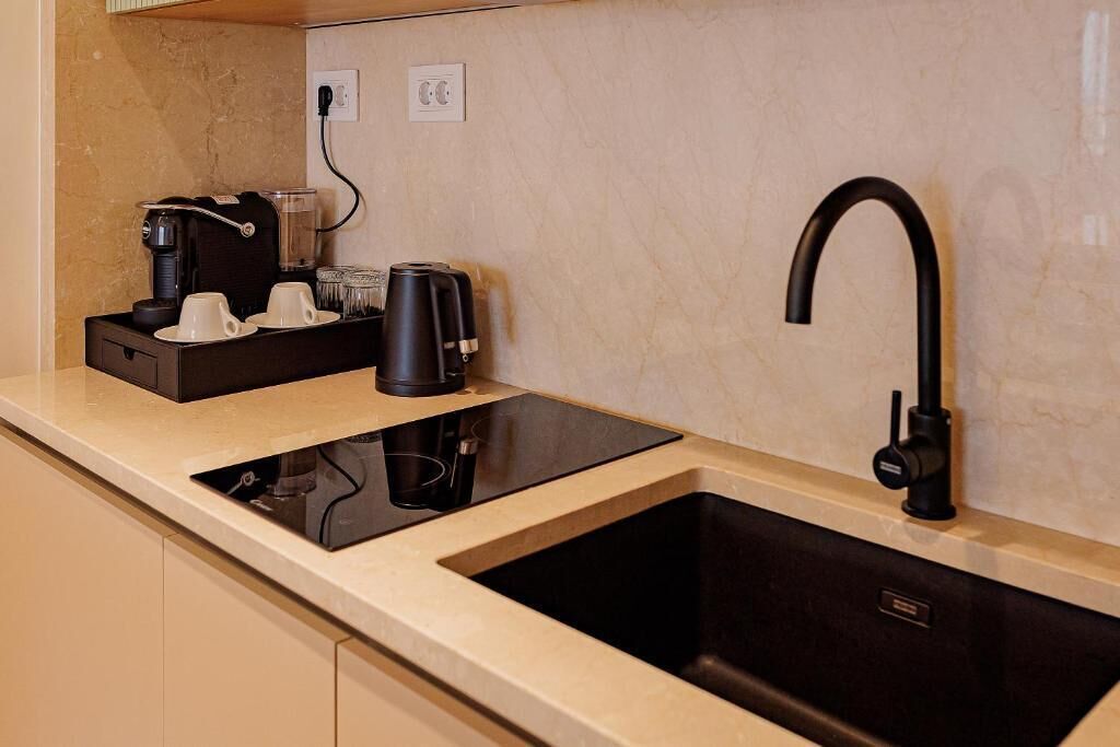 Appartamento Deluxe | Cucina privata | Mini-frigorifero, piano cottura, seggiolone, pentole/stoviglie/utensili