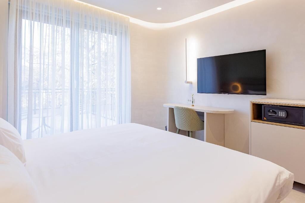 ห้องดีลักซ์ดับเบิล, ระเบียง | ตู้นิรภัยในห้องพัก, โต๊ะทำงาน, พื้นที่ทำงานแบบใช้แล็ปท็อป, ผ้าม่านกันแสง
