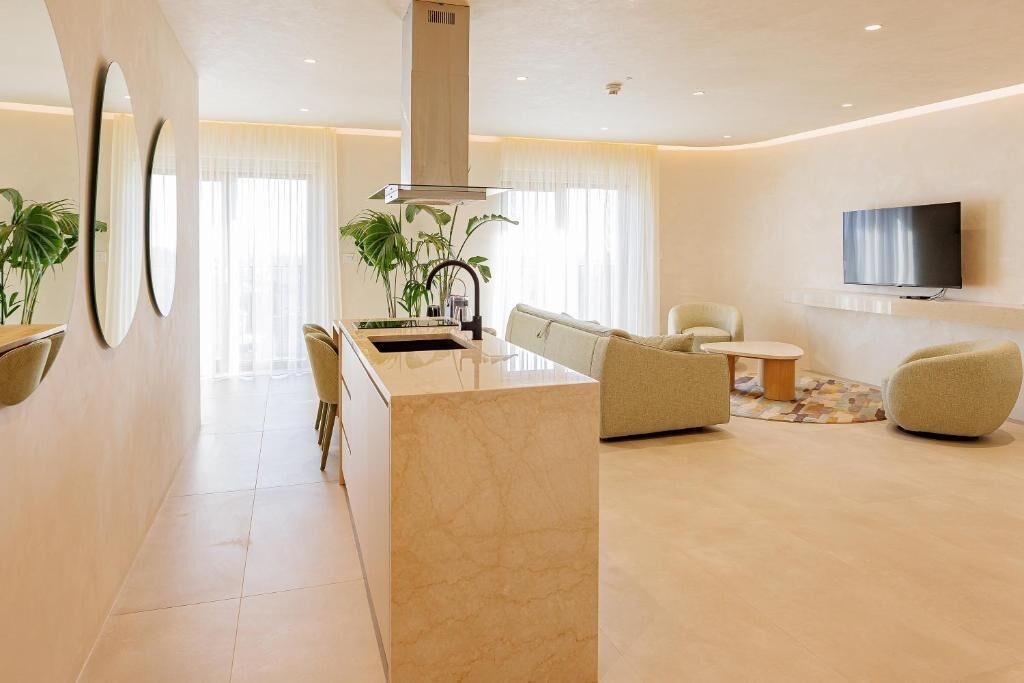 Premium-Apartment | Wohnbereich | Computerbildschirme, Drucker