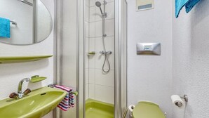 Habitación individual | Baño | Ducha, secador de pelo, toallas y jabón
