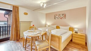 Habitación triple estándar, vistas a la montaña | Wifi gratis y ropa de cama
