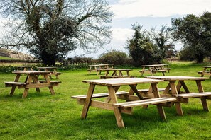 Outdoor dining - King Room at The Weld Arms (Wareham)