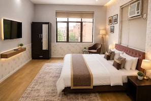 A hotel room with a bed, bedside tables, a TV, a wardrobe, a window, and a lamp. - Heistel Delhi (New Delhi)