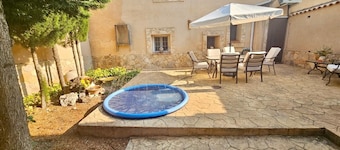 Casa Turística Los Girasoles – Rural Getaway with Fireplace, Patios & Pool Access