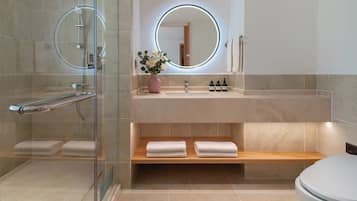 Comfort-Doppelzimmer, Bergblick | Badezimmer | Kostenlose Toilettenartikel, Haartrockner, Hausschuhe, Handtücher