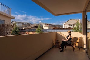 Senior Double Room, Balcony, Courtyard View | Balcony - Zhiyu Designer Homestay (Deqin)