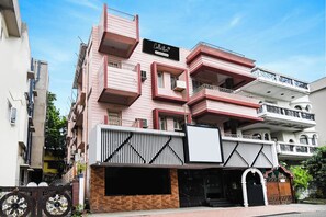 Un edificio de varios pisos con un letrero llamativo que dice 'Collection'.