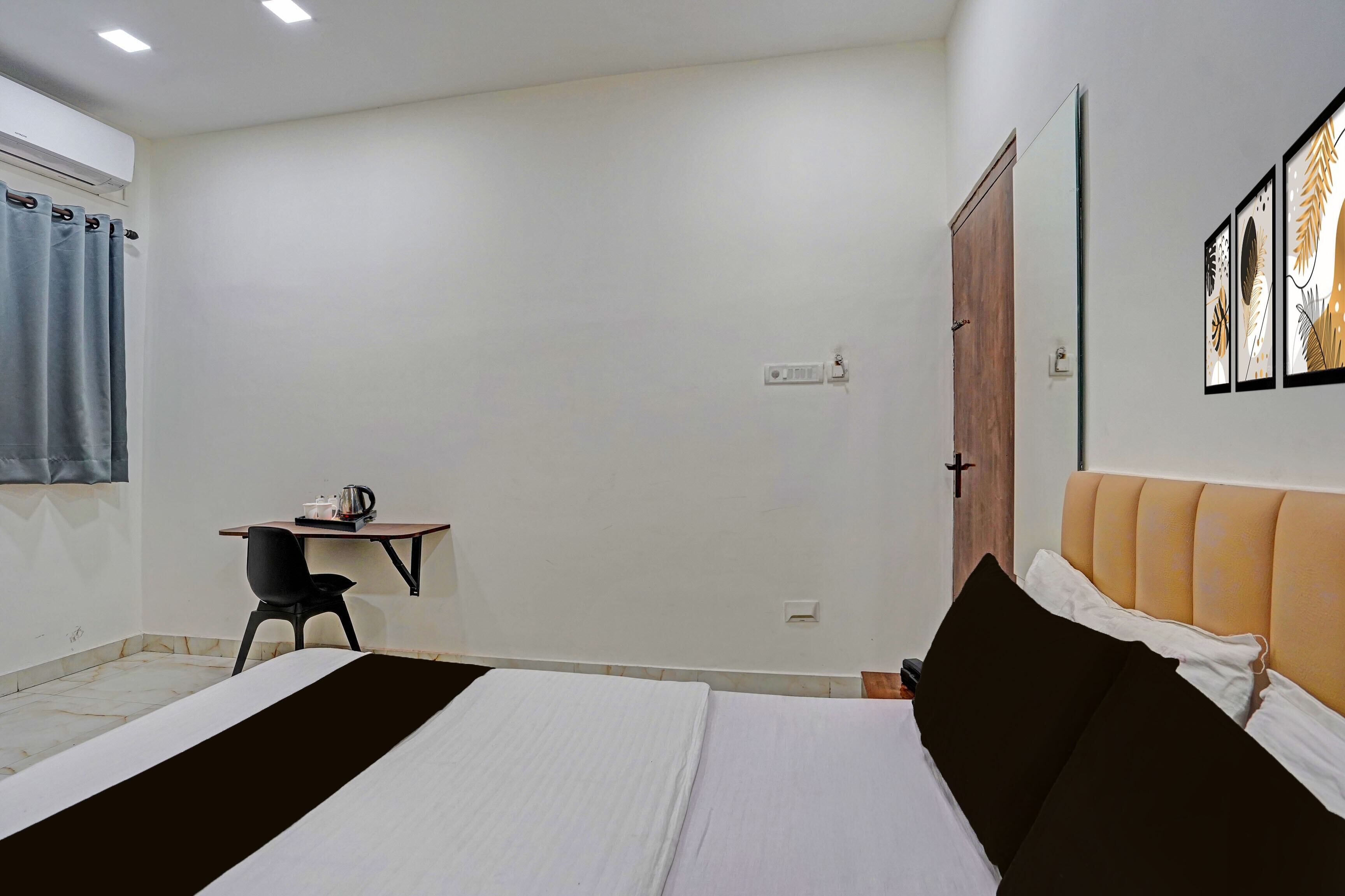 Un dormitorio con cama, escritorio, silla y armario.