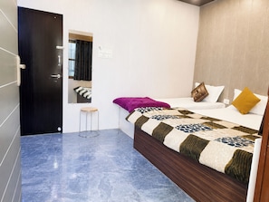 Deluxe Triple Room, Air conditioning | View from room - Hotel Shiv Kashi P. Guest house Varanasi (Varanasi)