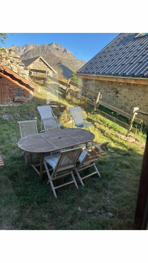 Outdoor dining - House for rent in September in the mountains, located between La Grave and the mountain passes, (Villar-d'Arêne)